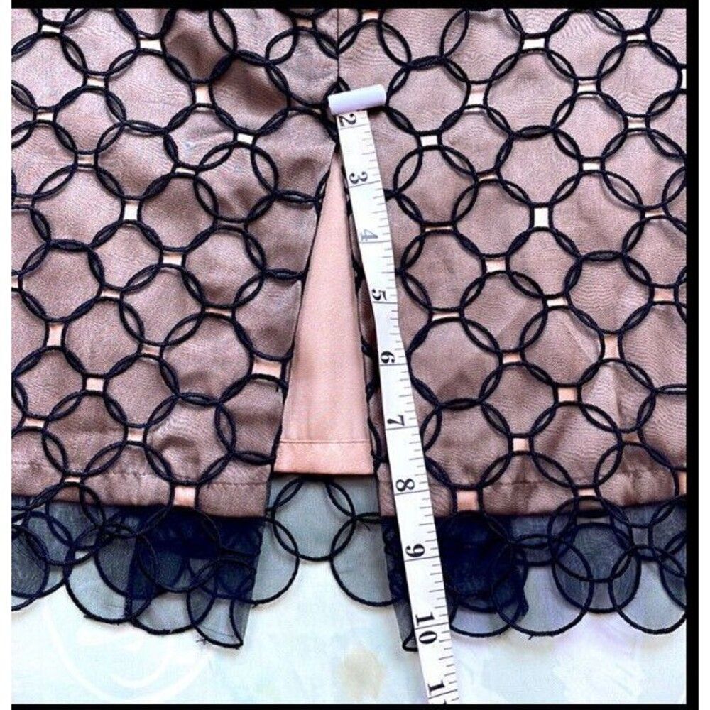 BCBG MaxAzria Lace Eyelet Circles Overlay 100% Silk Black Nude Pencil Skirt 6 - Picture 10 of 11